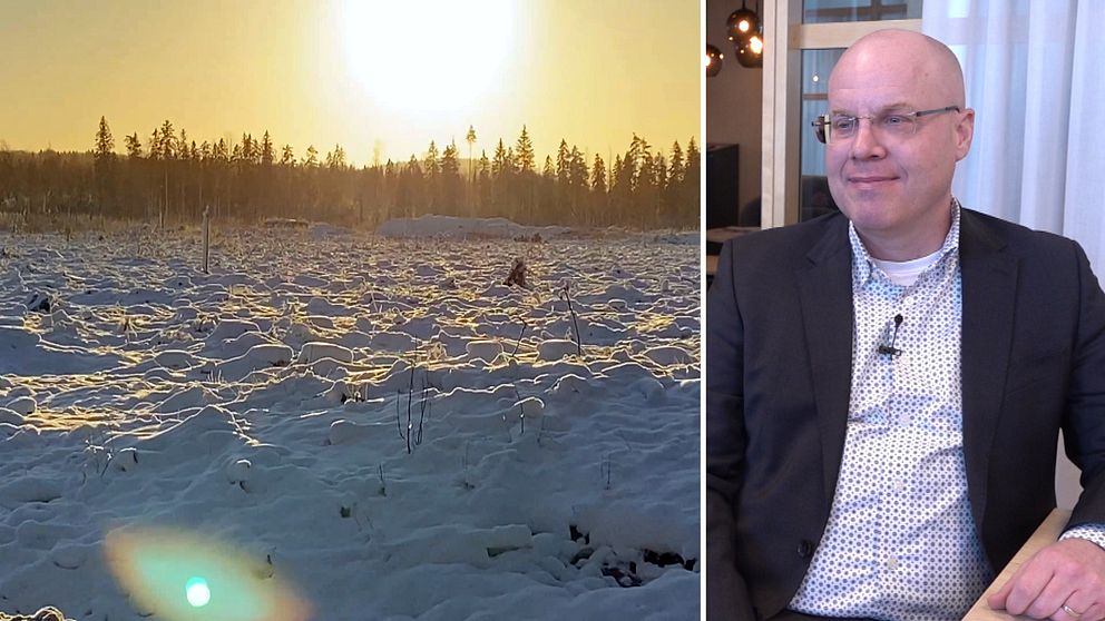 Till höger syns ett landskap täckt av snö med en stark strålande sol, på platsen där Hitachis nya logistikcenter kan komma att ligga. Till vänster syns en man med glasögon i skjorta.