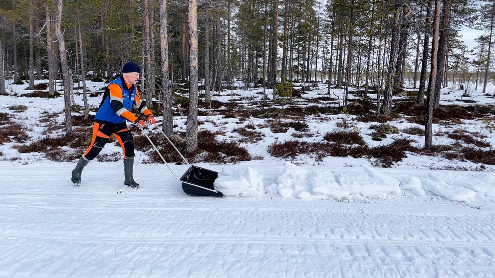 Smågan, funktionärer skottar snö över skidspåren i Smågan, blött inför stafettvasan i Smågan