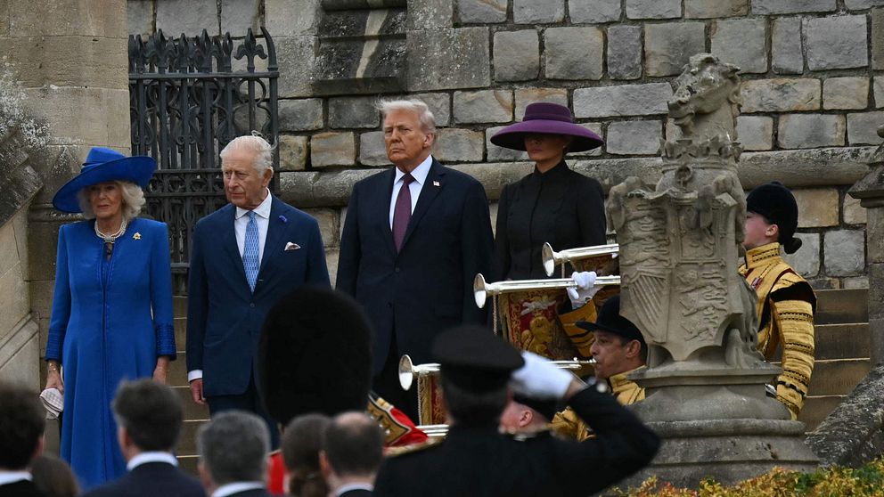 Kung Charles, drottning Camilla och Donald Trump vid officiell ceremoni utomhus.