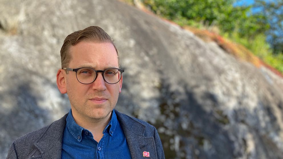 Social- och trygghetsborgarrådet Alexander Ojanne från Socialdemokraterna står utomhus och tittar in i kameran.