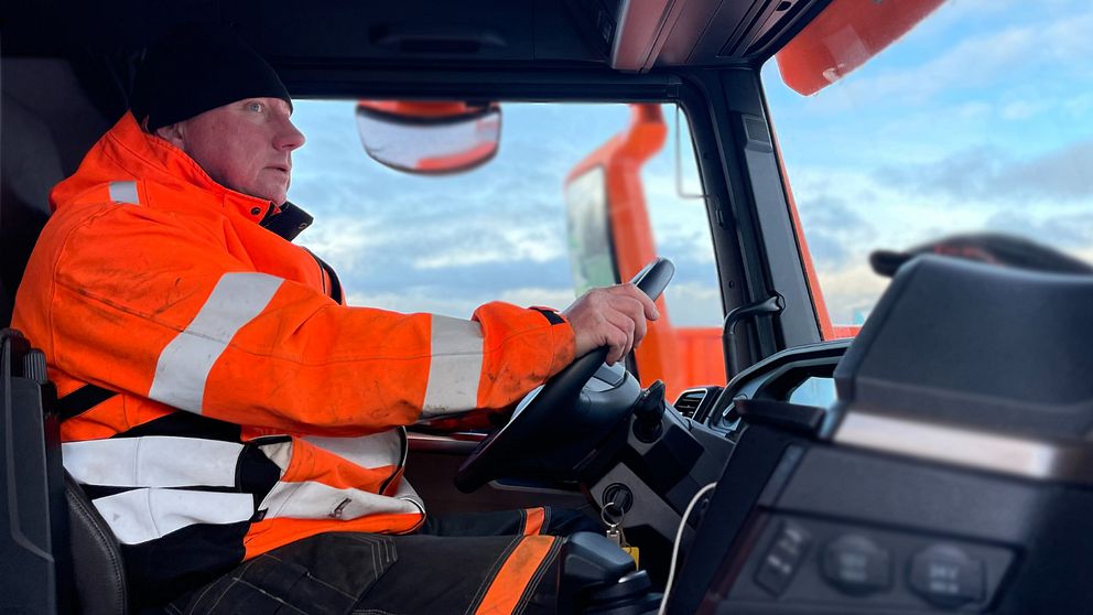 Bärgaren Donald Pihlblad är kritisk mot att det dröjde länge innan bärgare kallades in under snökaoset på E22.