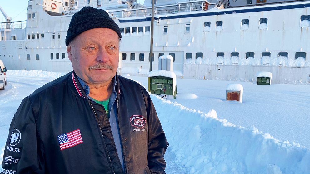 Man framför fartyget M/S BALTIC STAR i hamnen i Lunde i Kramfors kommun. Mannen på bild är entretrenören Leif-Ivans högra hand.