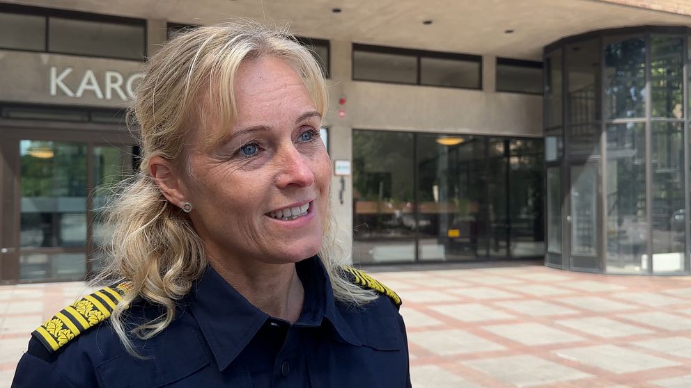 Värmlands polisområdeschef Anna Hallqvist framför Karolinen i Karlstad