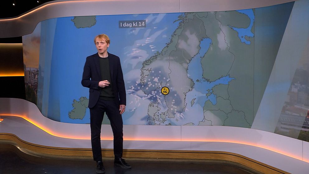 SVT:s meteorolog Marcus Sjöstedt förklarar dagens väderläge framför en väderkarta.
