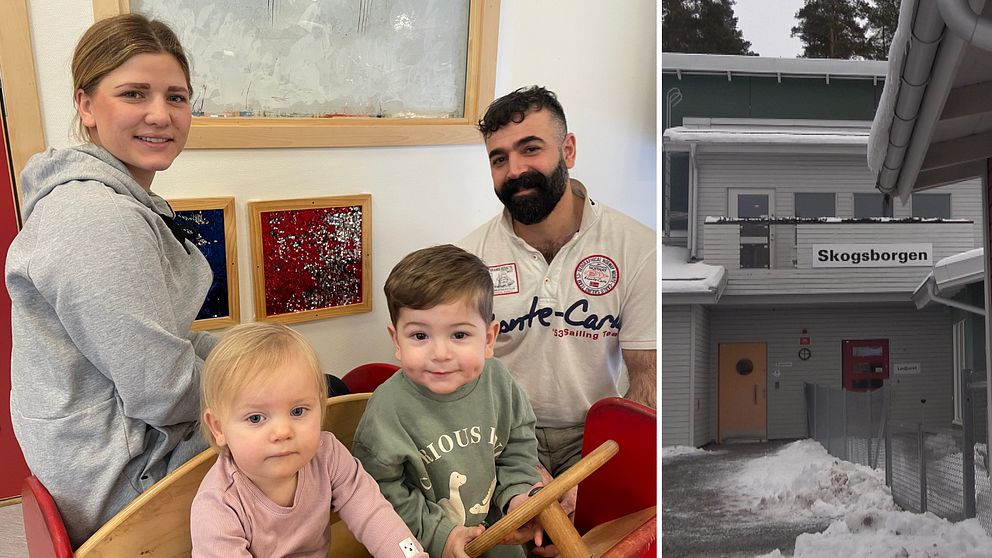 Två vuxna och två barn leker i en lekfull inomhusmiljö, med färggranna konstverk på väggen bakom dem. Till höger syns en förskolebyggnad med skylten ”Skogsborgen”, där snö ligger på marken.