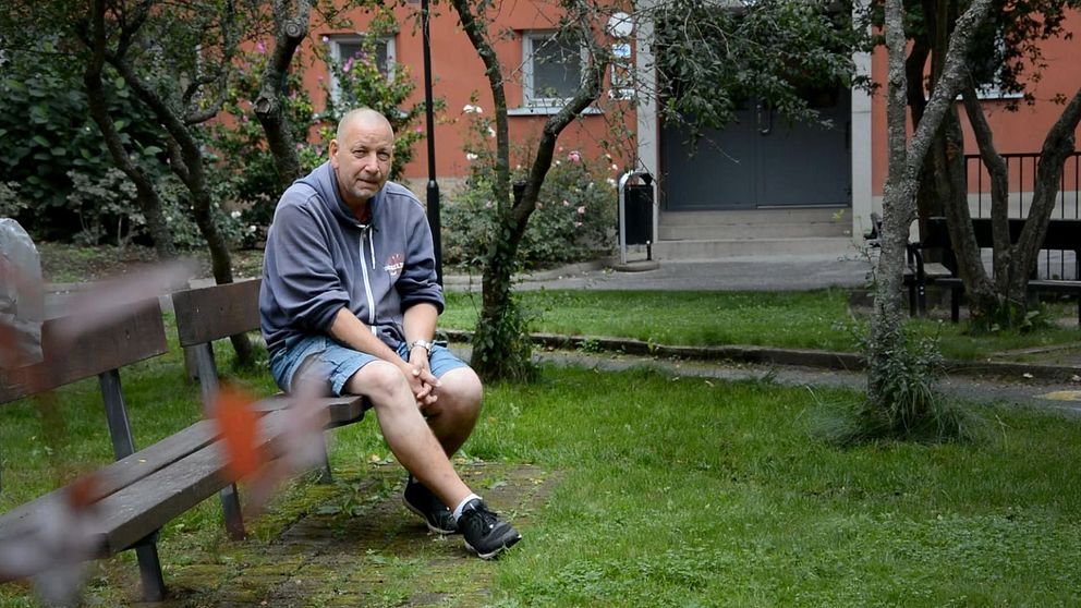 Conny som blev skjuten på restaurangen i Visättra sitter på en bänk på innergården.