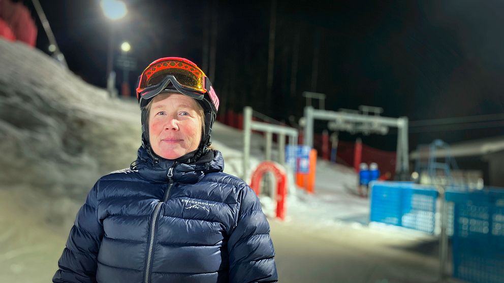 Helena Eriksson, ordförande för slalomklubben i Almåsa står med skidhjälm framför en lift.