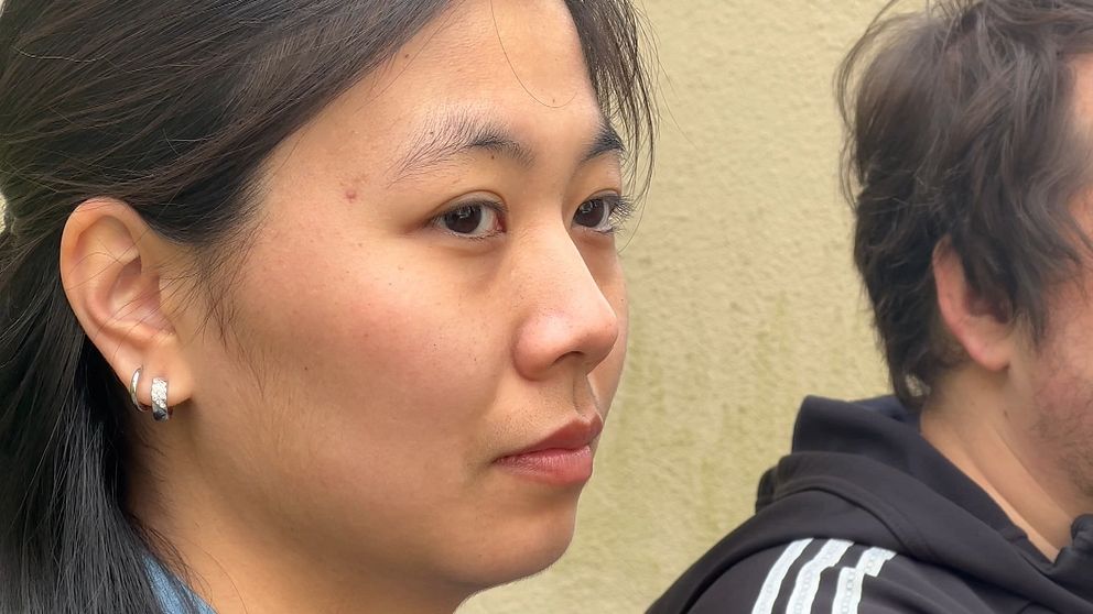 Delad bild. Vänster: kvinnoöra med örhänge. Höger: man i svart luvtröja med vit rand.