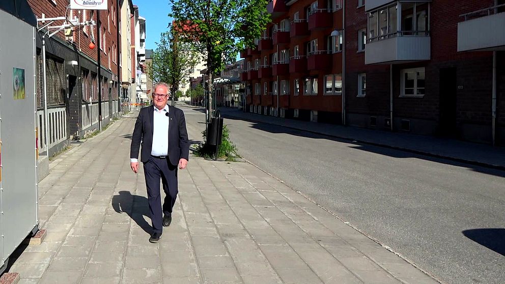 Johan Wirtala går på en gata i Piteå där man mäter luftkvaliten.
