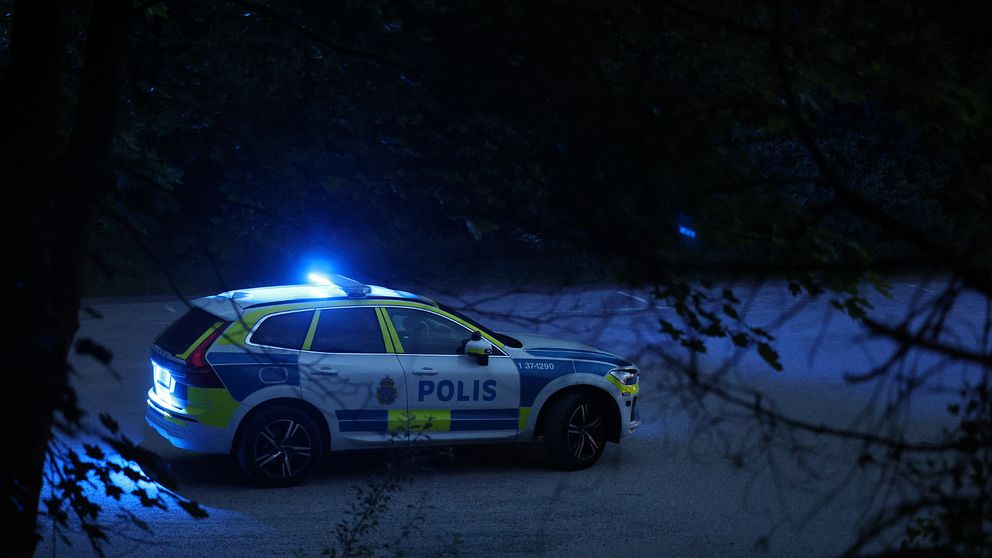 Polisbil med blåljus