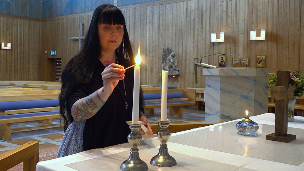 Diakonen Irja Wikström tänder ett ljus i Ålidhemskyrkans kyrksal