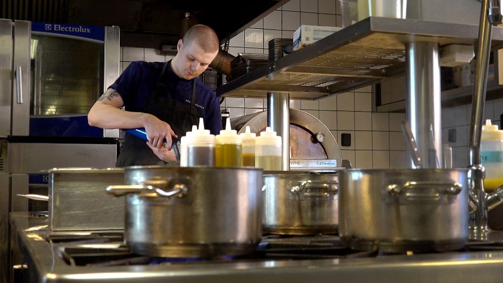 Piteåkocken Max Salomonsson står i köket och lagar mat.