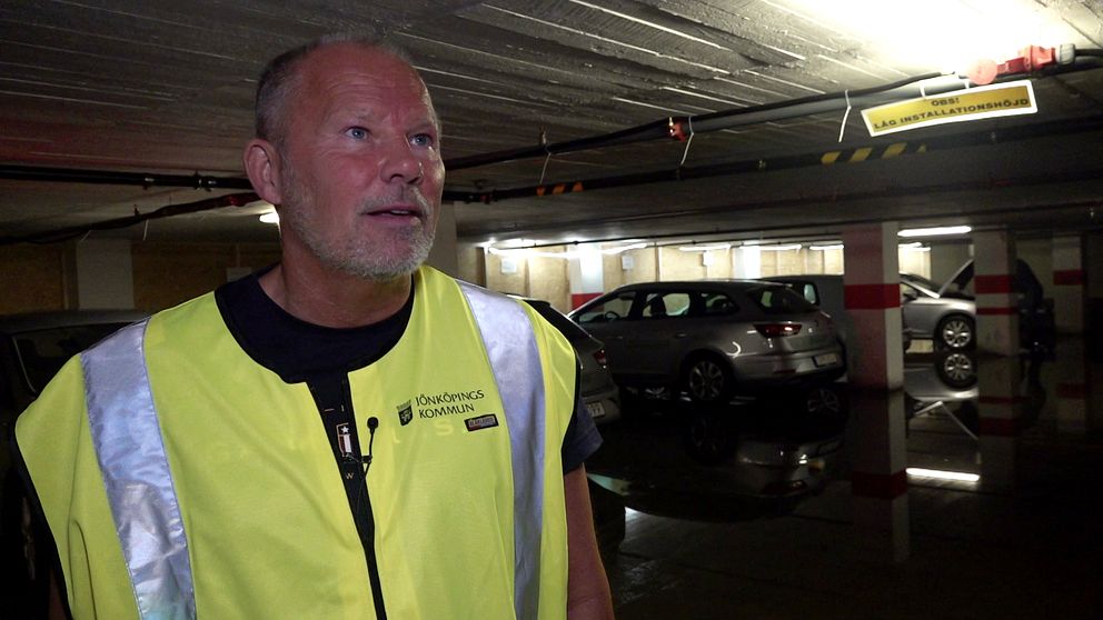 Thomas Bergholm i ett parkeringsgarage där det trängt in vatten
