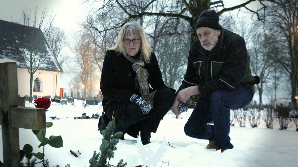 Eva och Ruben Albertsson vid sonen Hjalmars grav.