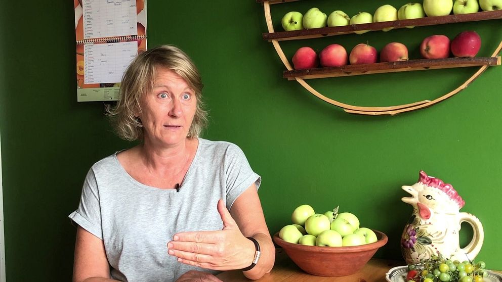 Eva sitter i sitt köp i Helsingfors