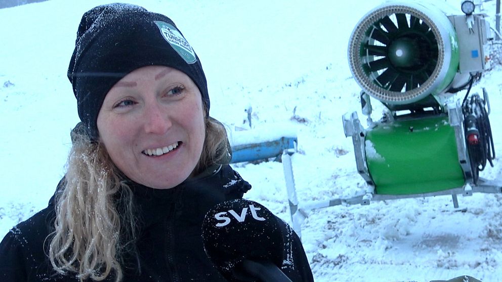 Therese Nordstrand, ordförande i Tunafors slalomklubb, är glad över att snötillverkningen kom igång tidigt i år.
