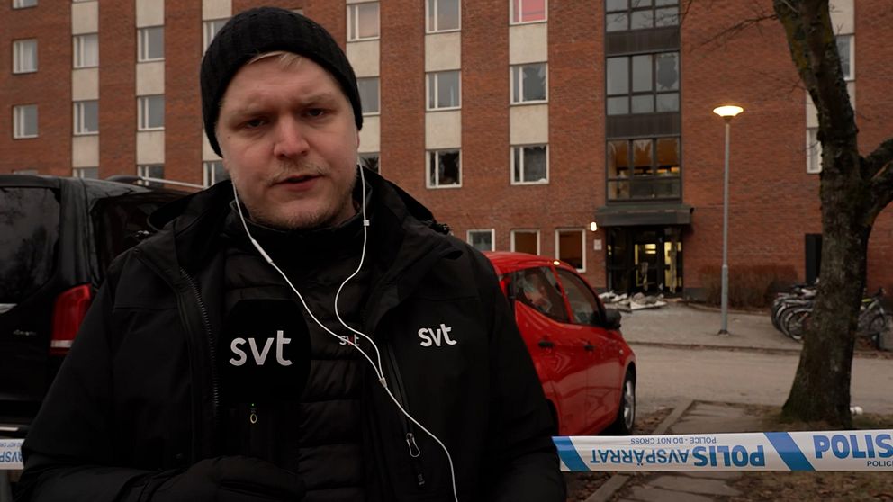 SVTs reporter står framför den sprängda porten på Lidingö.