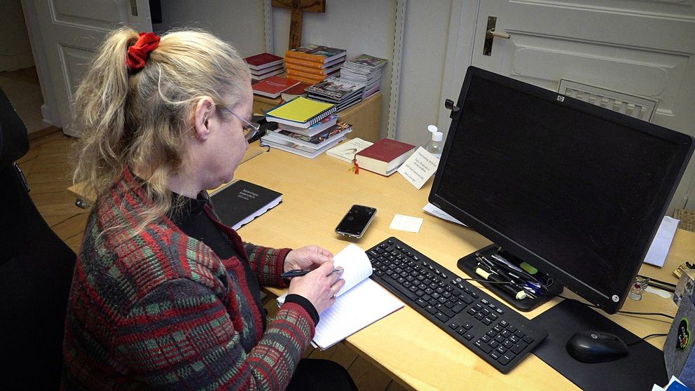 Charlotte Mackenrott från Svenska kyrkan i Arvika tvingas nu ta till papper och penna när hackare slagit ut IT-systemet.