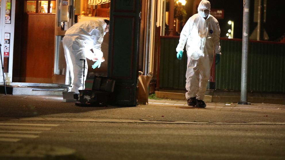 Polisens tekniker utför teknisk undersökning utanför puben i Sandviken.