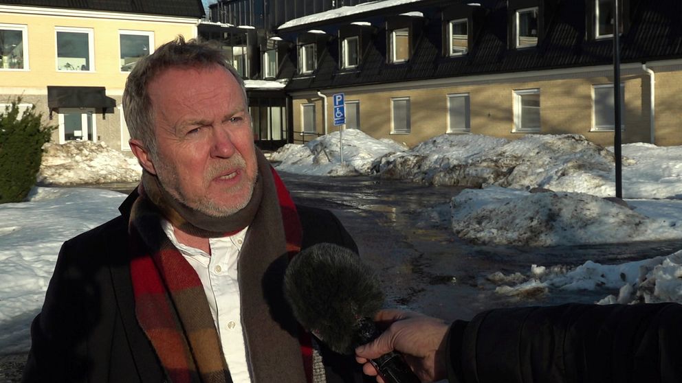 Samhällsbyggnadschefen Per Branzén står utomhus i Sunne
