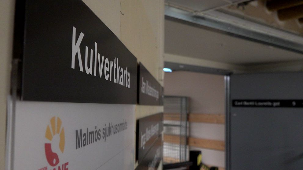 Skylt som visar riktningen till kulvertkarta vid Malmös sjukhusområde.