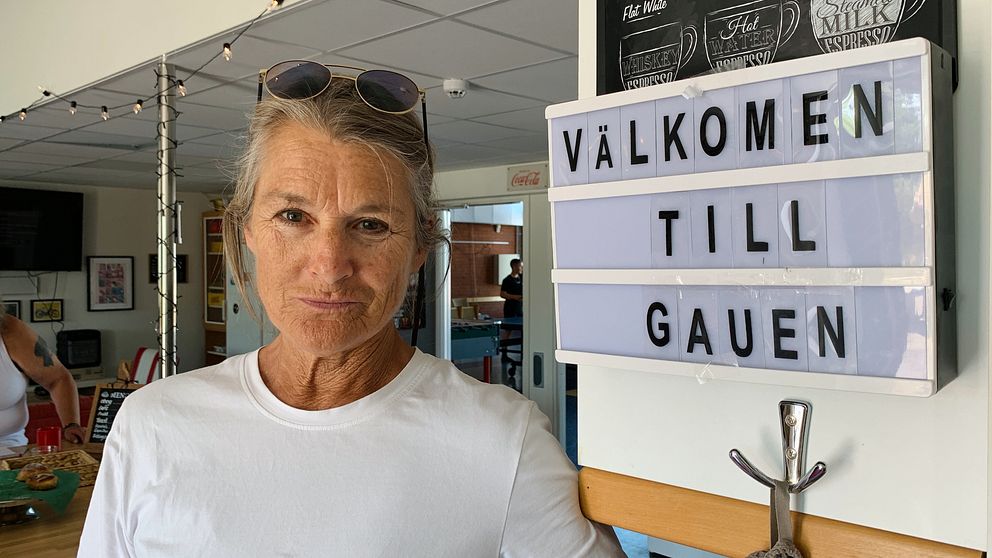 Anna Nilsson, enhetschef för ungdomsgårdarna i Varberg, står framför en välkommen-skylt på fritidsgården i Träslövsläge.