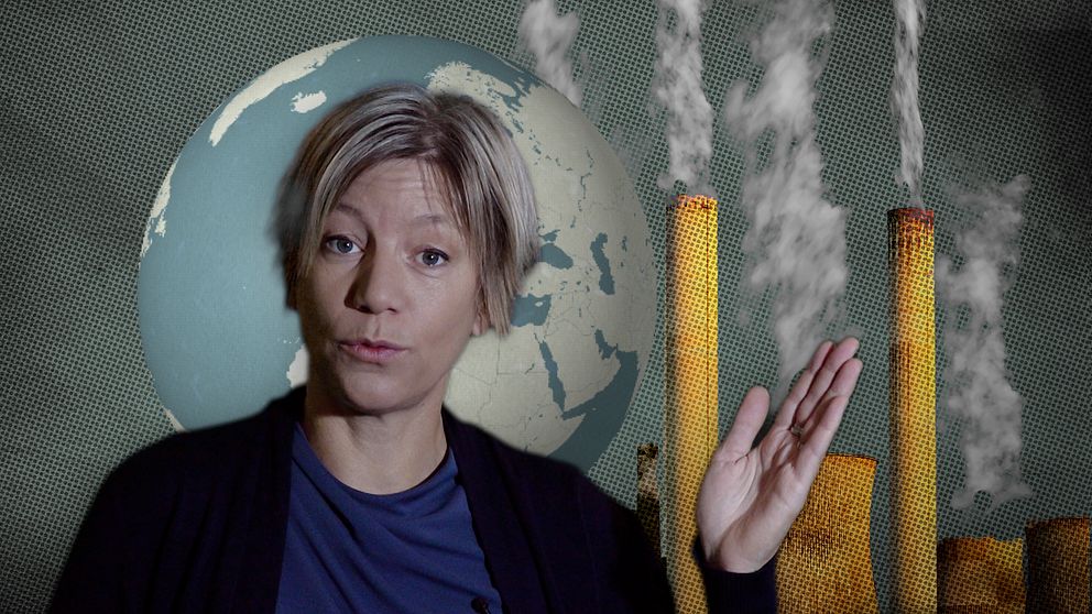 En person gestikulerar framför en illustration av en jordglob med rök som strömmar ut från flera fabriker i bakgrunden. Bilden belyser frågor relaterade till miljöpåverkan och klimatförändringar.