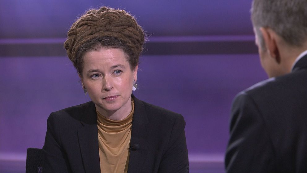 Fossila drivmedel kommer att bli flera kronor dyrare om oppositionen vinner nästa val, säger Miljöpartiets språkrör Amanda Lind när hon gästar SVT 30 Minuter.