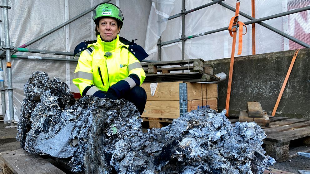 Hanna Tengliden, driftchef Jönköping Energi, vid aluminiumrester som spättats loss från sopförbränningspannan