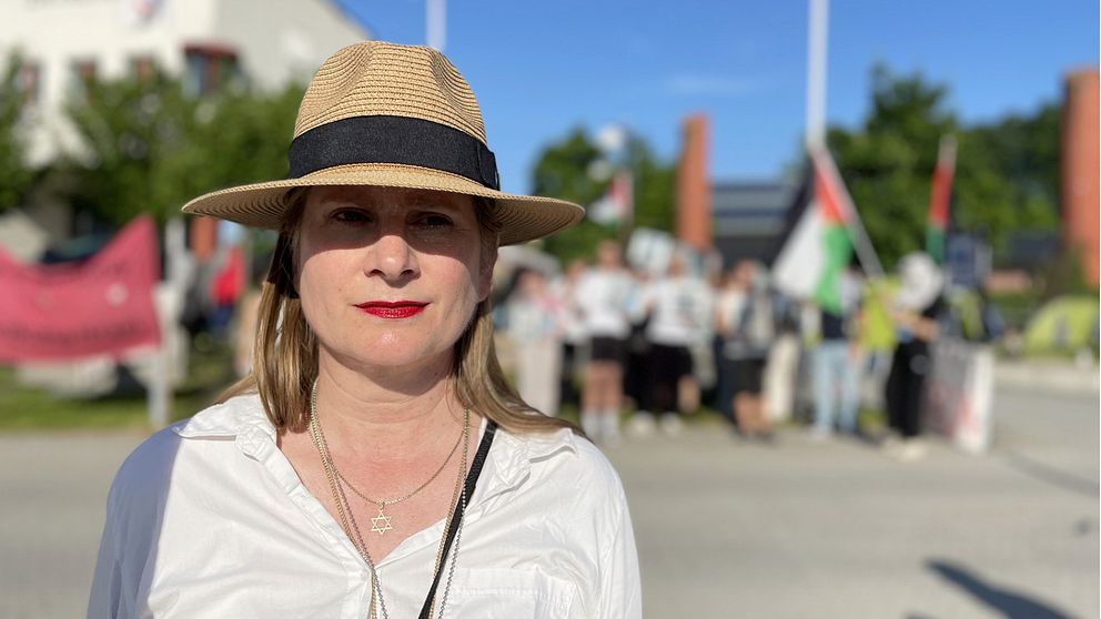 Stefanie Löwenstein framför de propalestinska studenterna på campusområdet i Örebro