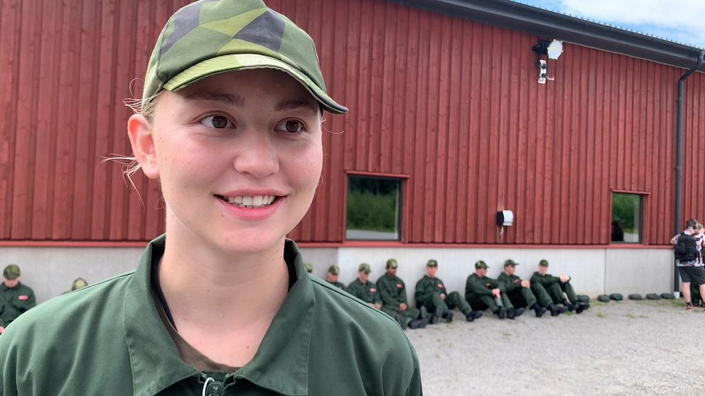 Nu har den första kullen värnpliktiga ryckt in på återetablerade A9 i Kristinehamn. Ett 90-tal personer får delar av sin militärutbildning vid Villingsbergs skjutfält.