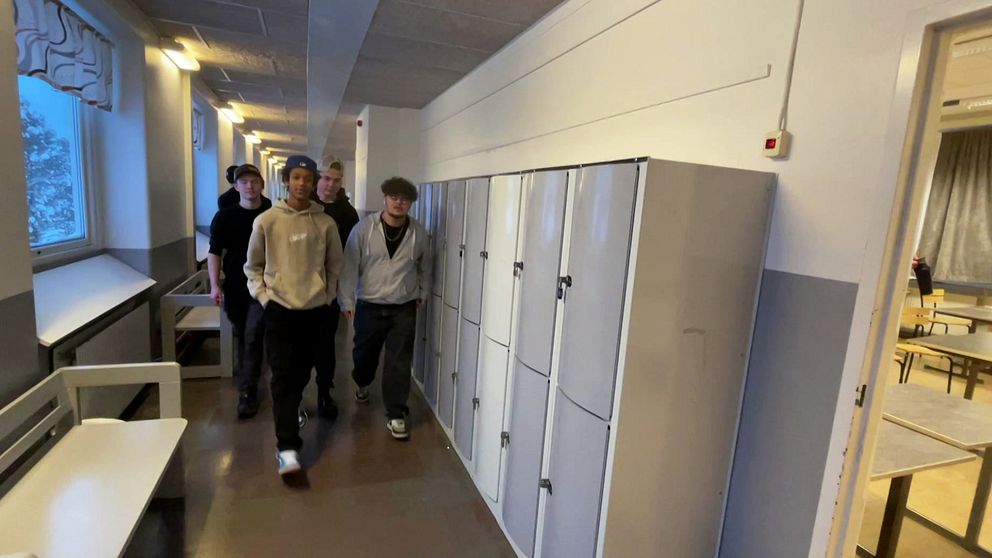 Elever går i en korridor på Tundalsskolan