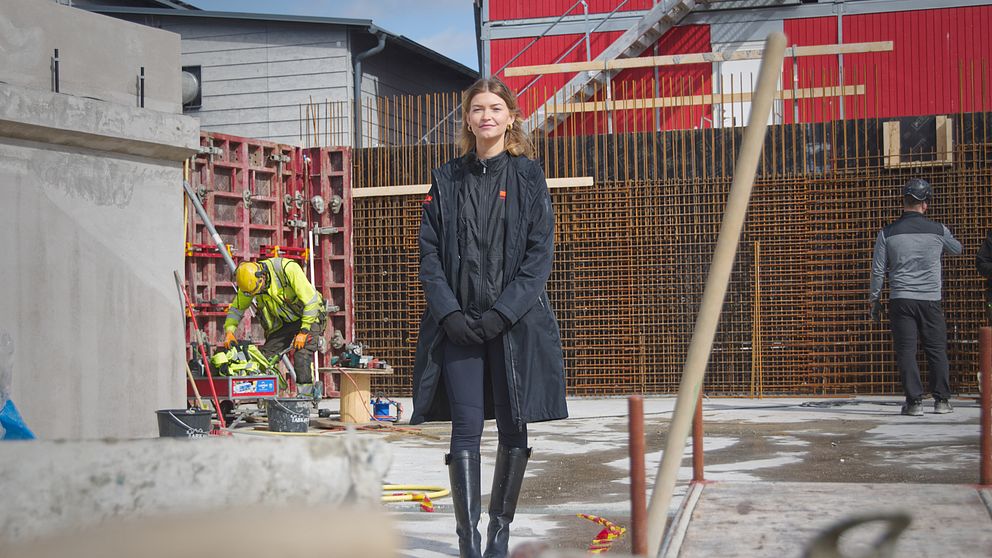 Martina Forslund på betongplattan till det som ska bli 15 våningar höga Skeppstornet.