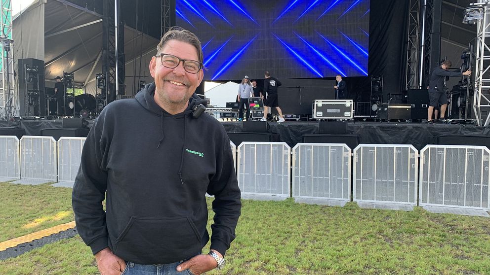 Festivalarrangör framför scenen på Thunderfield.