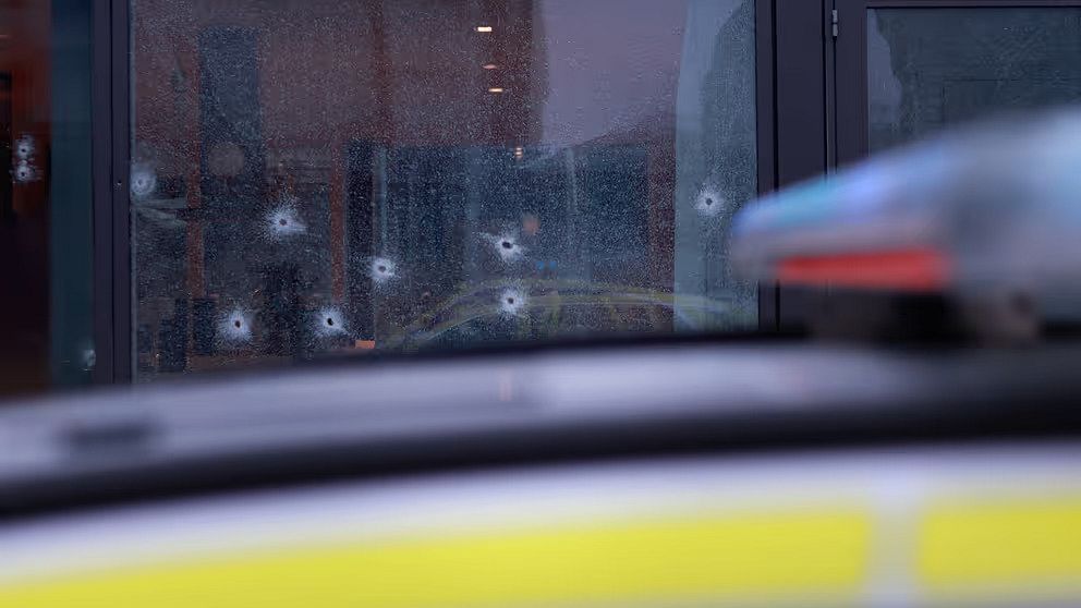 Skott genom fönster i bostad
