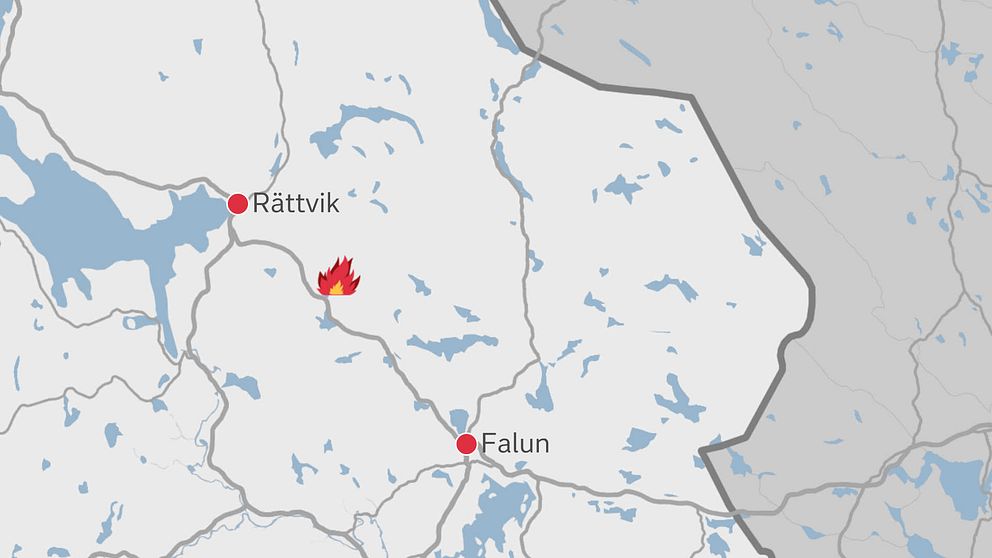 Karta över delar av Dalarna. Orterna Falun och Rättvik är utmarkerade. Brandplatsen är markerad med symbolen av en låga.
