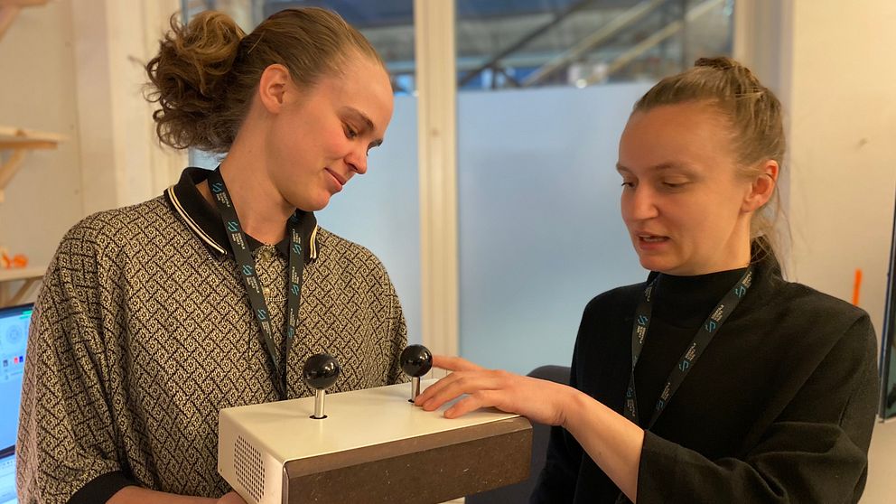 Maria Svahn och Josefine Hölling håller i sin uppfinning.