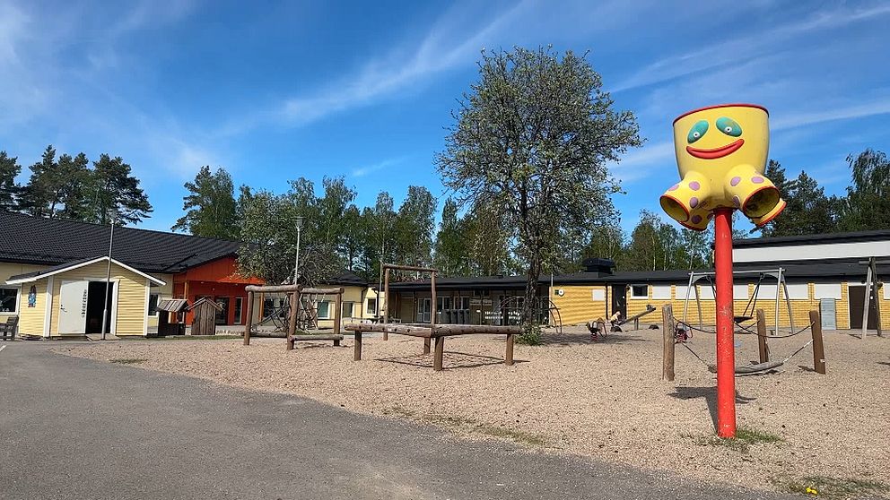 En skolgård. Blå himmel.