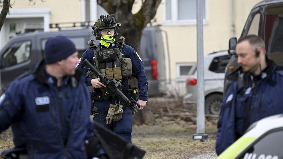 Polis utanför skola