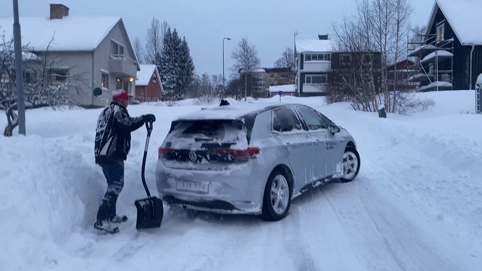 Hemtjänstfordon har kört fast i Köpmanholmen.