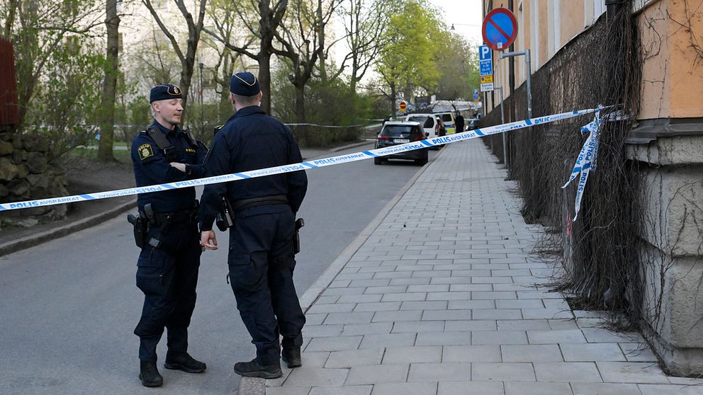Två poliser på platsen för dödsskjutningen på Södermalm i maj 2024.