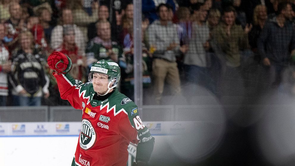 Frölundas Carl Klingberg jublar över sitt mål (2-1) under lördagens ishockeymatch i SHL mellan Frölunda HC och Luleå HF på Scandinavium.