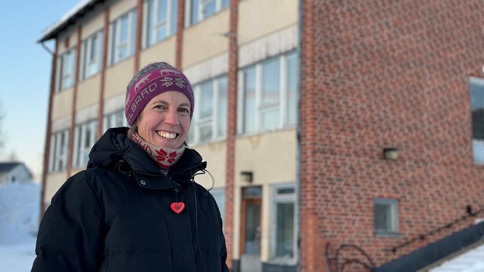 Ida Collin, ordförande för Övre Tåsjödalens Framtidförening, står framför den gamla skolan i Norråker