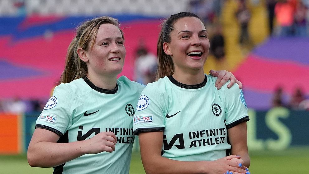 Matchvinnaren Erin Cuthbert och svenska mittfältaren Johanna Rytting Kaneryd firar Chelseas första vinst mot Barcelona någonsin.