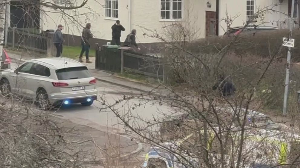 Poliser griper en man i ett villaområde i Västerås