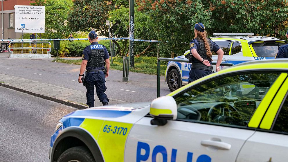 Polisen går innanför avspärrningar i närheten av Jesusparken, där en polis under natten avlossade sitt tjänstevapen.