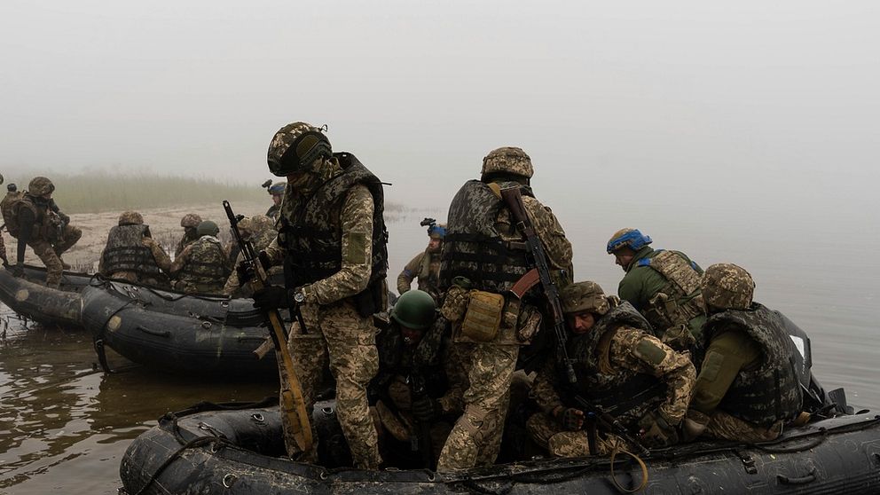 Ukrainska soldater i gummibåtar.