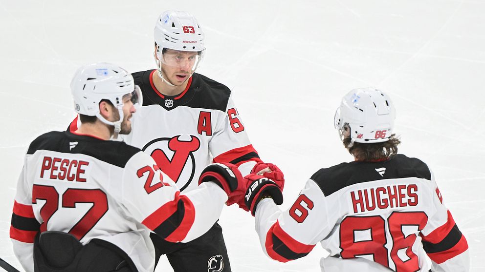 Jesper Bratt firar sitt mål ihop med lagkamrterna i New Jersey Devils i NHL.
