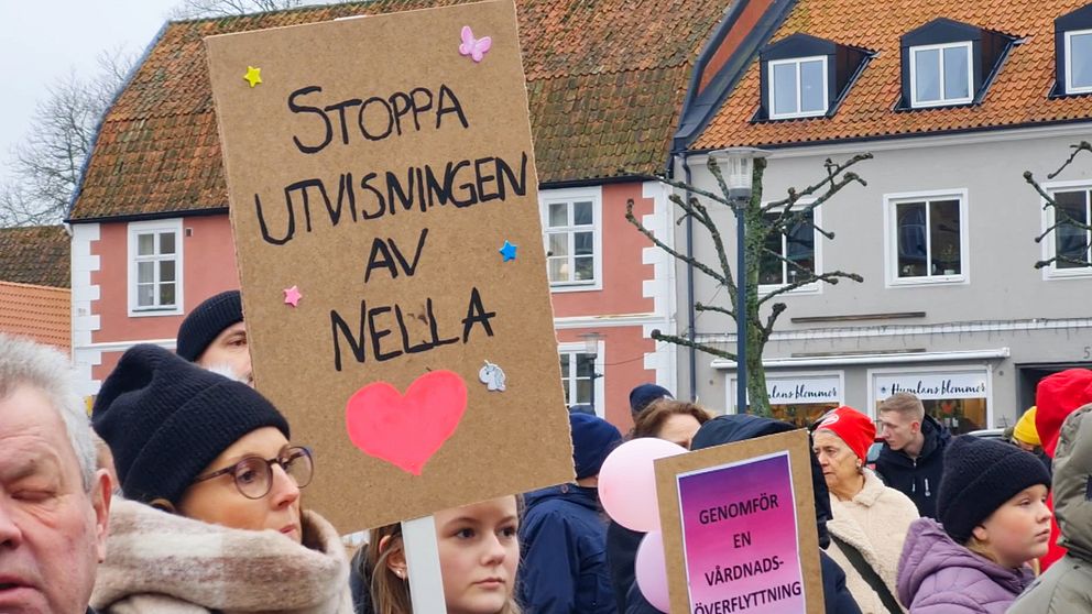 demonstranter i Simrishamn. Håller upp skyltar