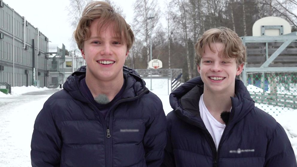 Eleverna Noel Öhman och Hugo Strande utanför modulskolan på Hertsön i Luleå.